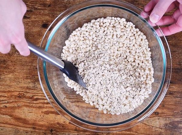 Cinnamon Raisin Oatmeal Bars - Step 1